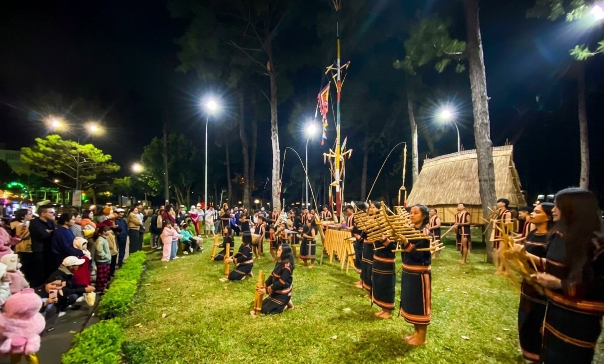 Đội cồng chiêng làng Pleiku Roh (phường Diên Hồng, Gia Lai) có 40 nghệ nhân Jrai sẽ biểu diễn chương trình chào mừng kỷ niệm 25 năm Ngày Gia đình Việt Nam. Ảnh: Sở VHTT&DL.