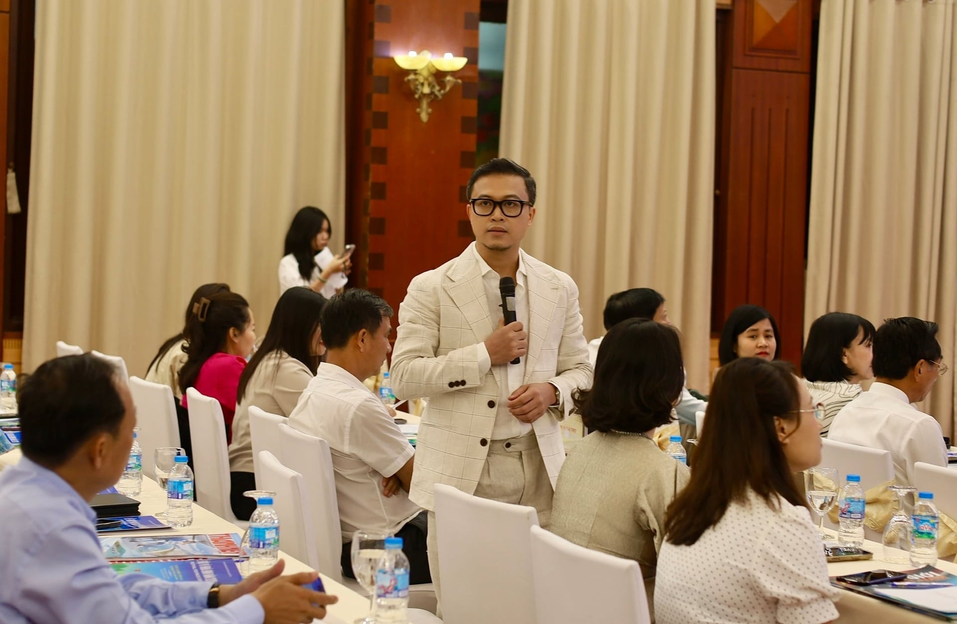 Đại diện Ban Tổ chức chia sẻ những điểm mới, điểm nổi bật tại đêm khai mạc 'Từ ký ức đến tương lai - Quảng Trị Vì Hòa bình'. Ảnh: Thanh Ngọc.