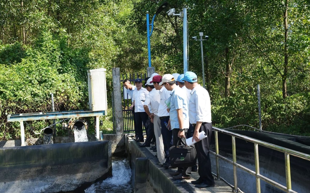 Lãnh đạo TP. Huế khảo sát tình hình cấp nước, yêu cầu không để xảy ra thiếu nước diện rộng. Ảnh: V.D.
