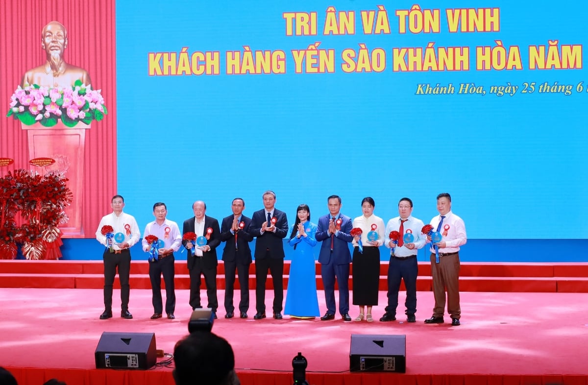 Công ty Yến sào Khánh Hòa tri ân 6 nhà phân phối đại diện các đơn vị nhập khẩu tại Mỹ, Úc, Hong Kong, Trung Quốc. Ảnh: Phương Chi.