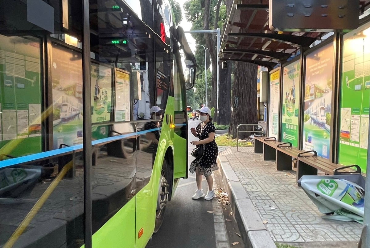 Thành phố đang đẩy mạnh nâng cấp hạ tầng và chất lượng phương tiện xe buýt trên địa bàn. Ảnh: Đình Du.