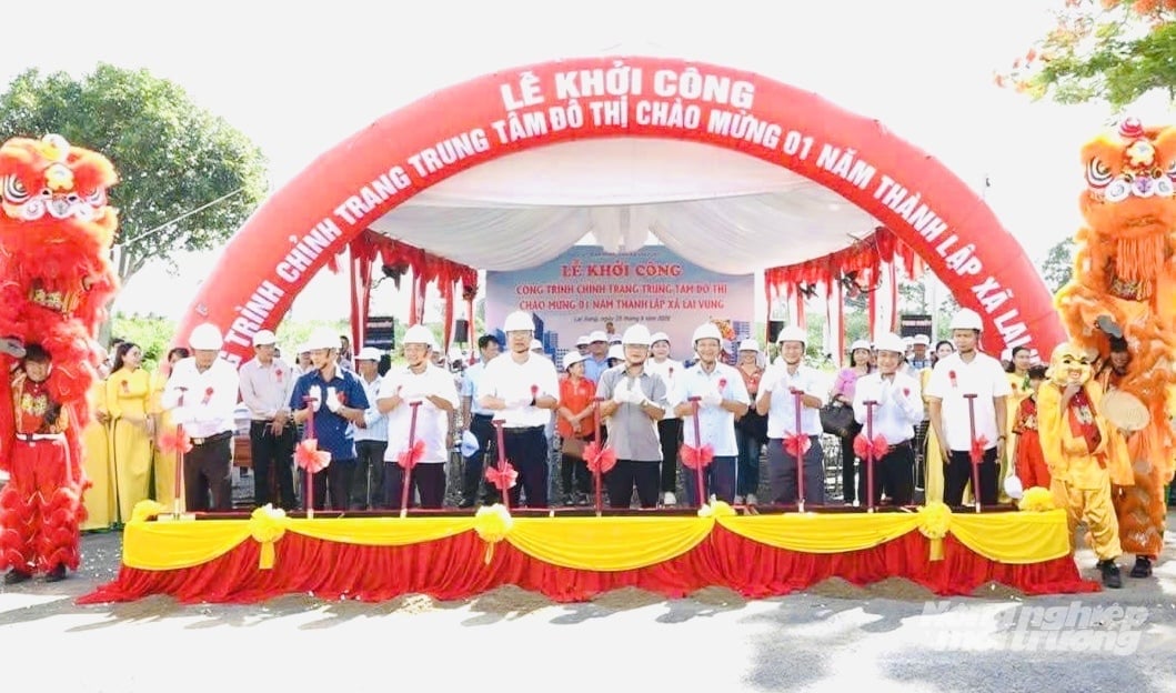 Lãnh đạo UBND xã Lai Vung, đơn vị thi công và các đại biểu thực hiện nghi thức khởi công công trình chỉnh trang trung tâm đô thị với tổng mức đầu tư hơn 7,5 tỷ đồng, góp phần hoàn thiện hạ tầng và nâng tầm diện mạo đô thị địa phương. Ảnh: Lê Hoàng Vũ.