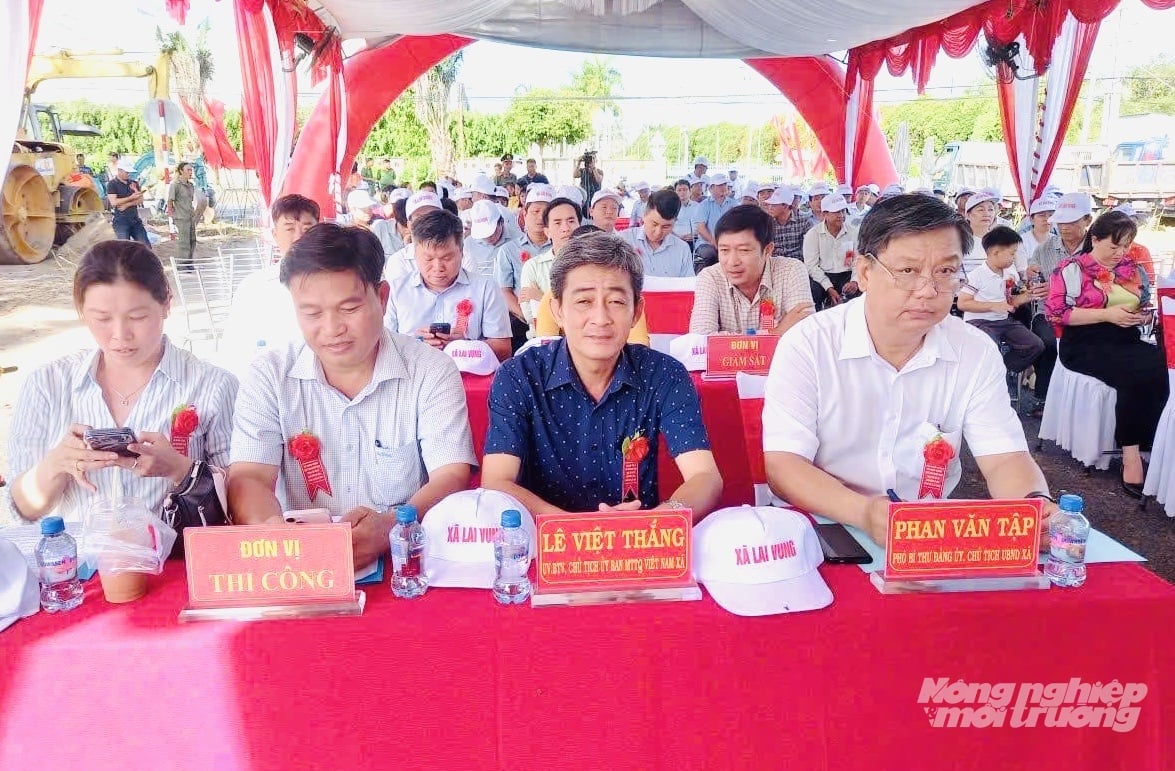 Lãnh đạo xã Lai Vung cùng các đại biểu tham dự Lễ khởi công công trình chỉnh trang trung tâm đô thị  và chào mừng kỷ niệm 1 năm thành lập xã Lai Vung, tỉnh Đồng Tháp. Ảnh: Lê Hoàng Vũ.