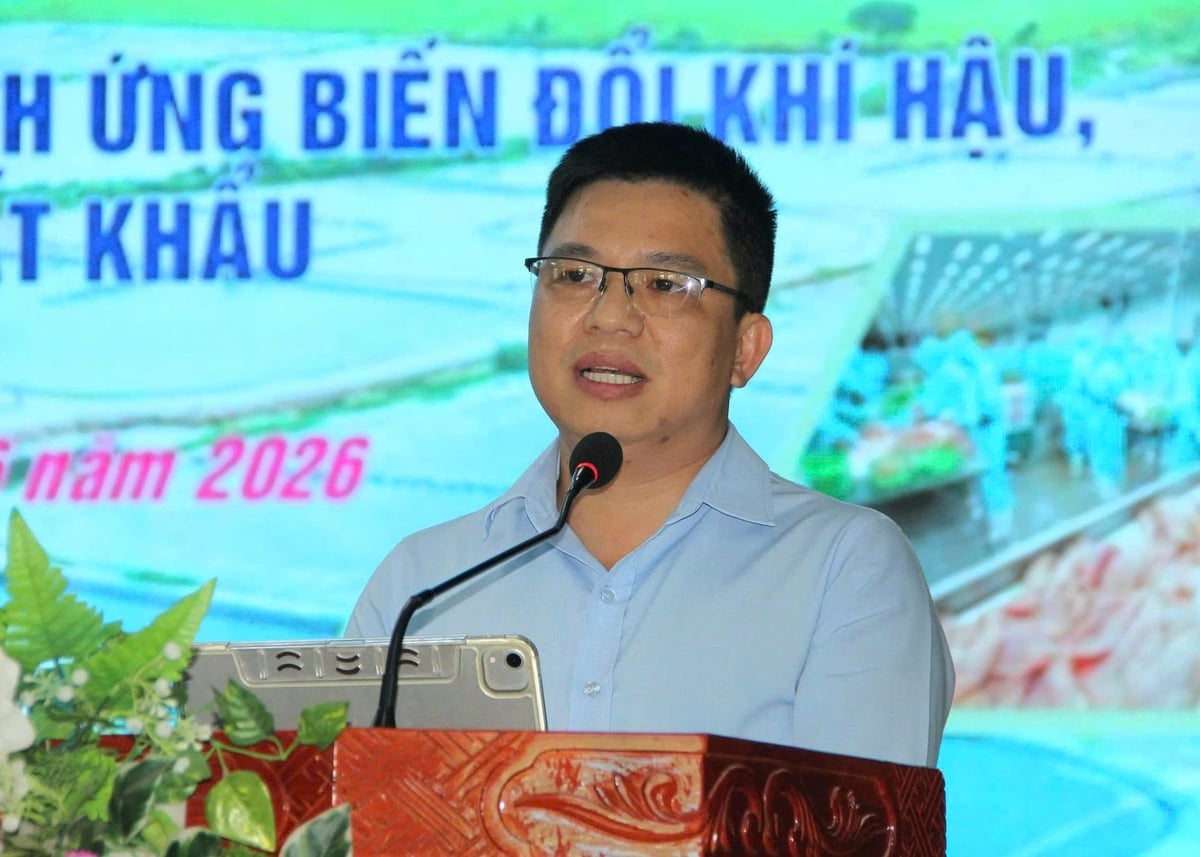 Ông Lê Văn Việt - Chủ tịch HĐQT kiêm Giám đốc Hợp tác xã Sản xuất và Thương mại thủy sản Xuyên Việt chia sẻ kinh nghiệm thực tiễn trong triển khai mô hình nuôi trồng thuỷ sản công nghệ cao. Ảnh: Hoàng Phong.