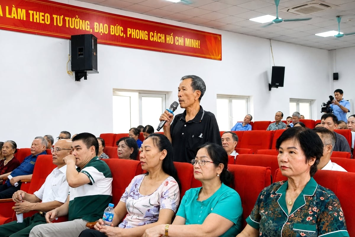 Đại diện cử tri kiến nghị với Tổ đại biểu HĐND TP Hà Nội. Ảnh: Ngọc Vĩnh.