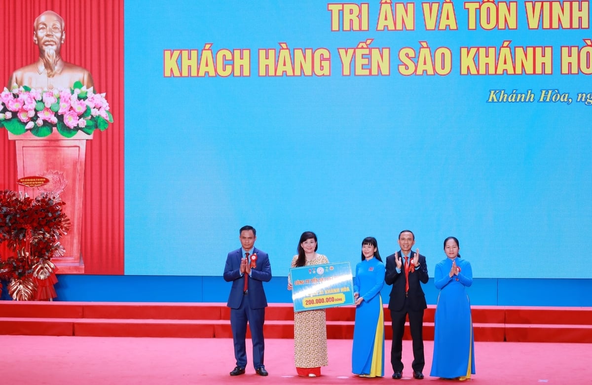 Công ty Yến sào Khánh Hòa trao tặng 200 triệu đồng cho 'Quỹ Nhân ái Khánh Hòa' thuộc Hội Bảo trợ Người khuyết tật, Bệnh nhân nghèo và Quyền trẻ em tỉnh Khánh Hòa. Ảnh: Phương Chi.