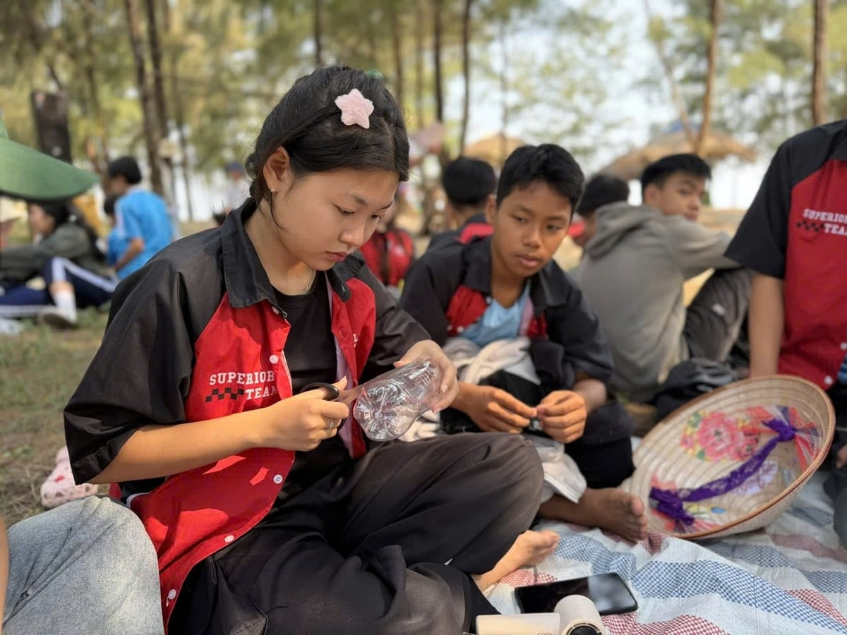 Học sinh thực hành phân tích vi nhựa để tìm hiểu tác động của loại chất thải này đến môi trường và sinh vật biển. Ảnh: L.A.