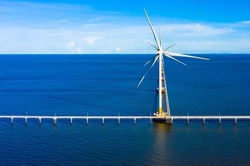 EVN kiến nghị cần xác định rõ các khu vực ưu tiên phát triển năng lượng tái tạo trên biển, đặc biệt là điện gió ngoài khơi; đồng thời gắn việc phát triển các dự án năng lượng biển với quy hoạch phát triển hệ thống lưới điện truyền tải và hạ tầng cảng biển phục vụ xây dựng, vận hành các công trình ngoài khơi. Ảnh: Nguyễn Ngọc.