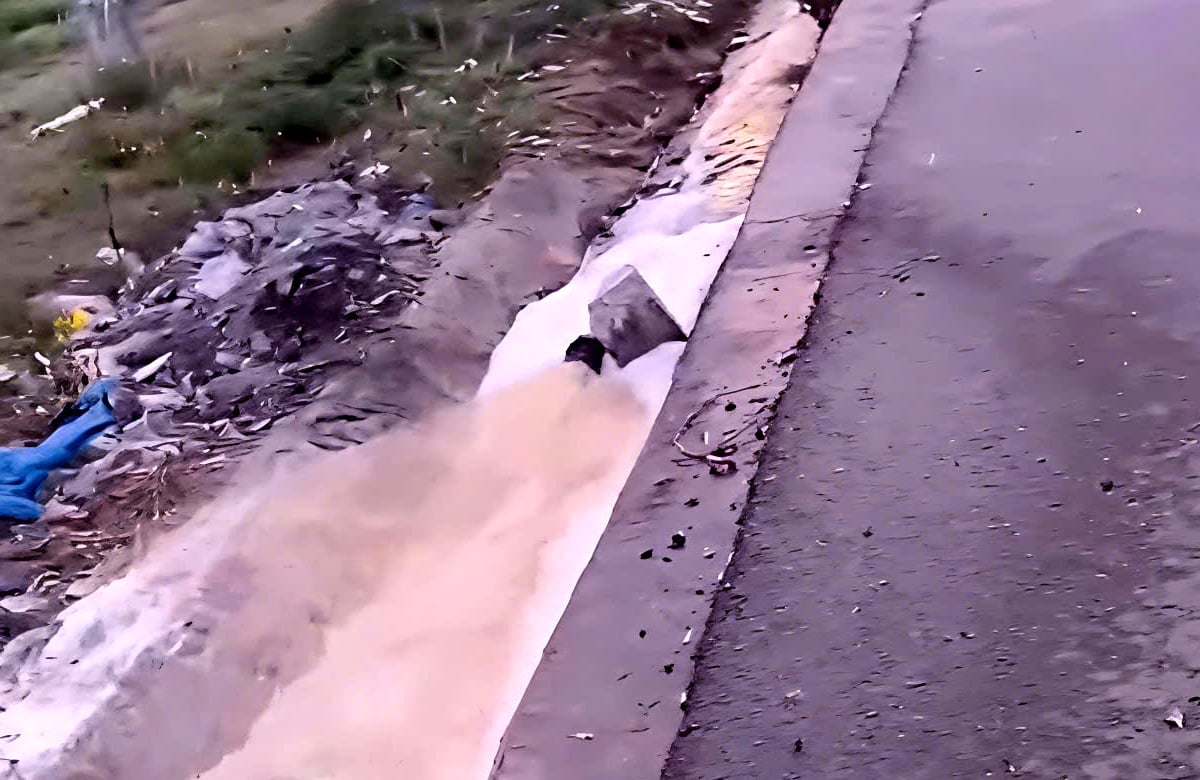 Hiện trường sự cố bung khớp nối đường ống xảy ra tại khu vực dốc đèo Rù Rì vào tối 24/6. Ảnh: ND.
