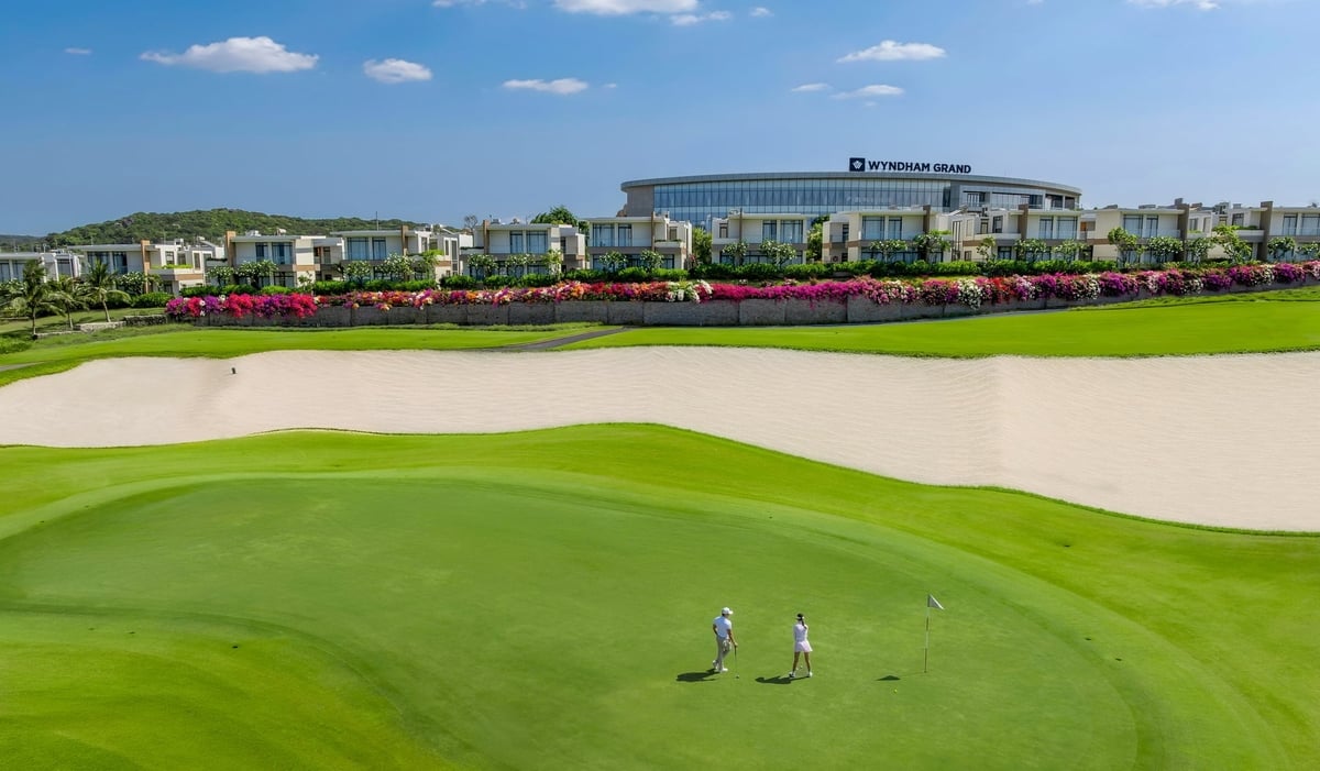 Du khách tận hưởng trải nghiệm tại sân golf chuẩn quốc tế bên vịnh biển. Ảnh: KN Cam Ranh.
