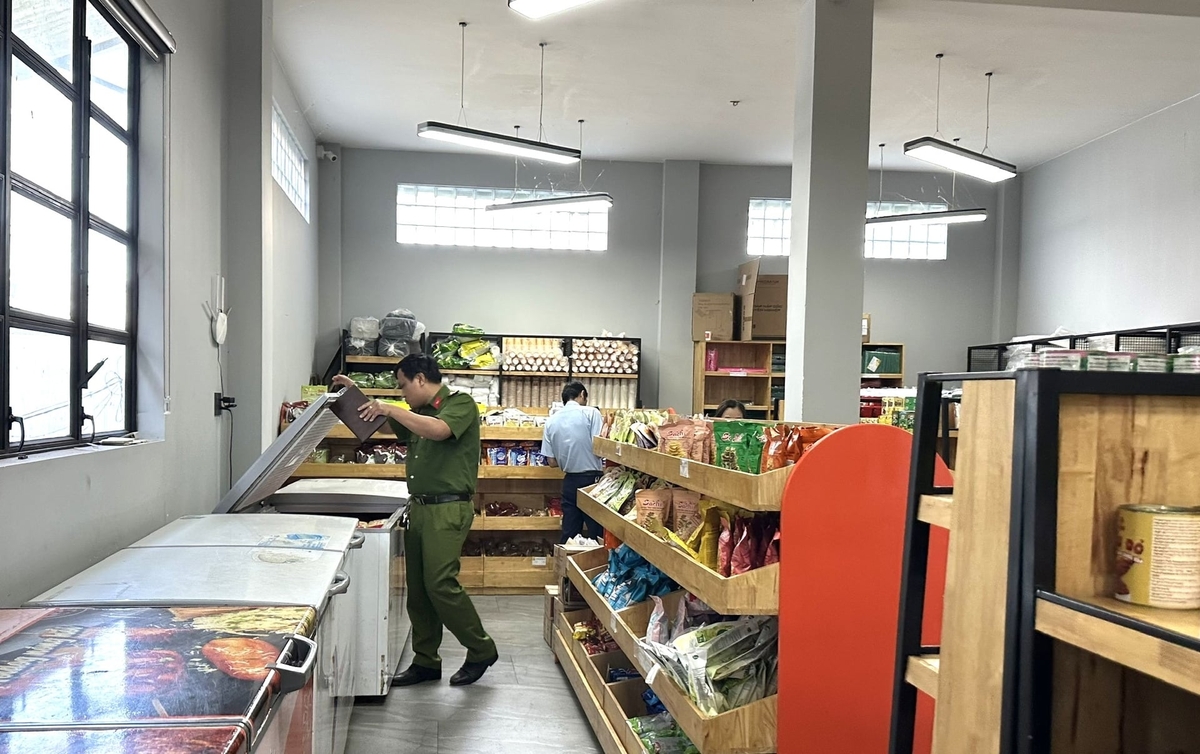 Một cơ sở kinh doanh bị phát hiện vi phạm an toàn vệ sinh thực phẩm. Ảnh: Đăng Lâm. 