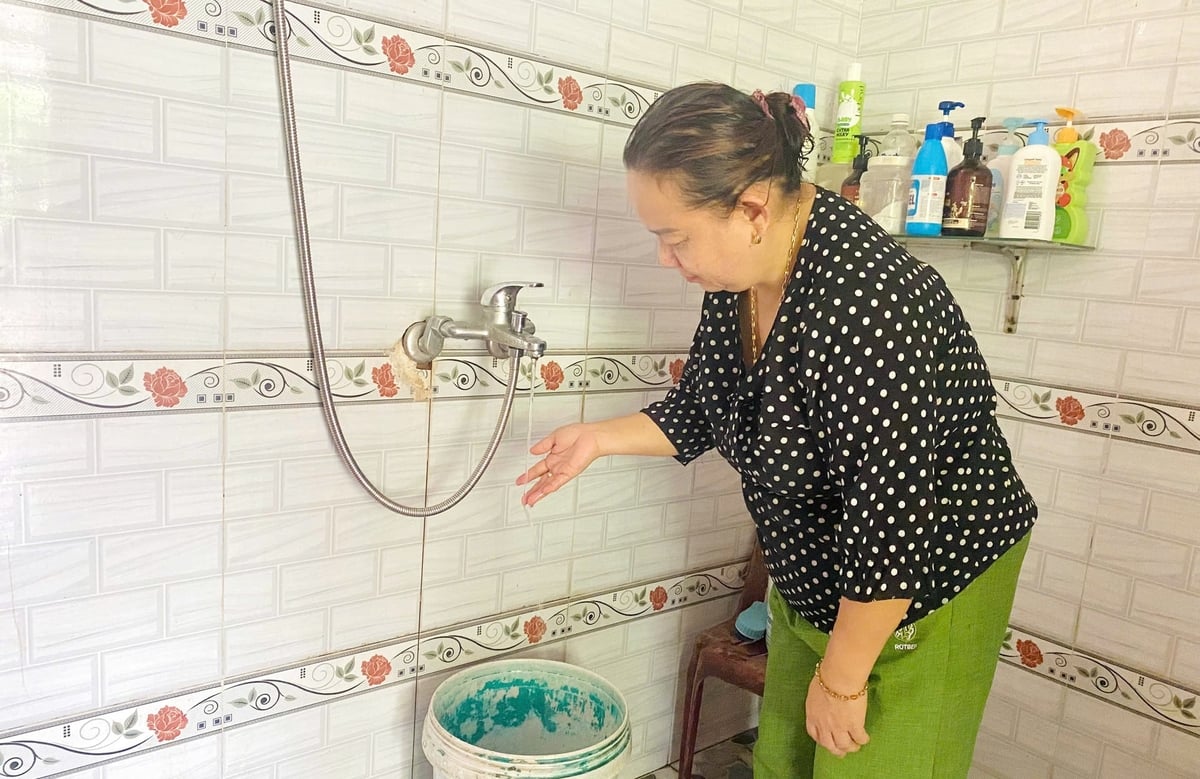 Nước sạch chảy yếu, mất nước vào các khung giờ cao điểm đã ảnh hưởng không nhỏ đến sinh hoạt hàng ngày của nhiều hộ dân sinh sống tại các khu vực dưới dãy Bạch Mã. Ảnh: V.D.