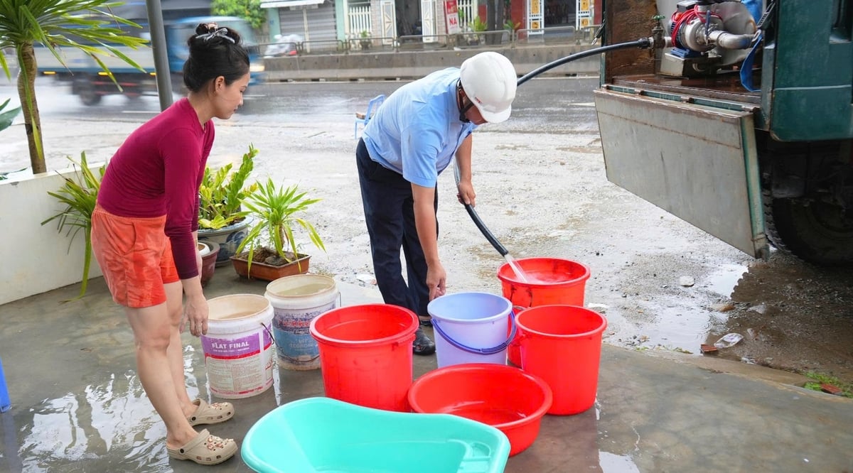 HueWACO triển khai giải pháp cấp nước bằng xe bồn lưu động. Ảnh: V.D.