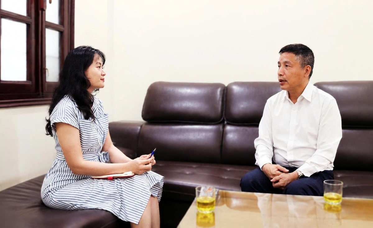 TS. Nguyễn Lê Tuấn trao đổi với phóng viên Báo Nông nghiệp và Môi trường. Ảnh: Thanh Trang.