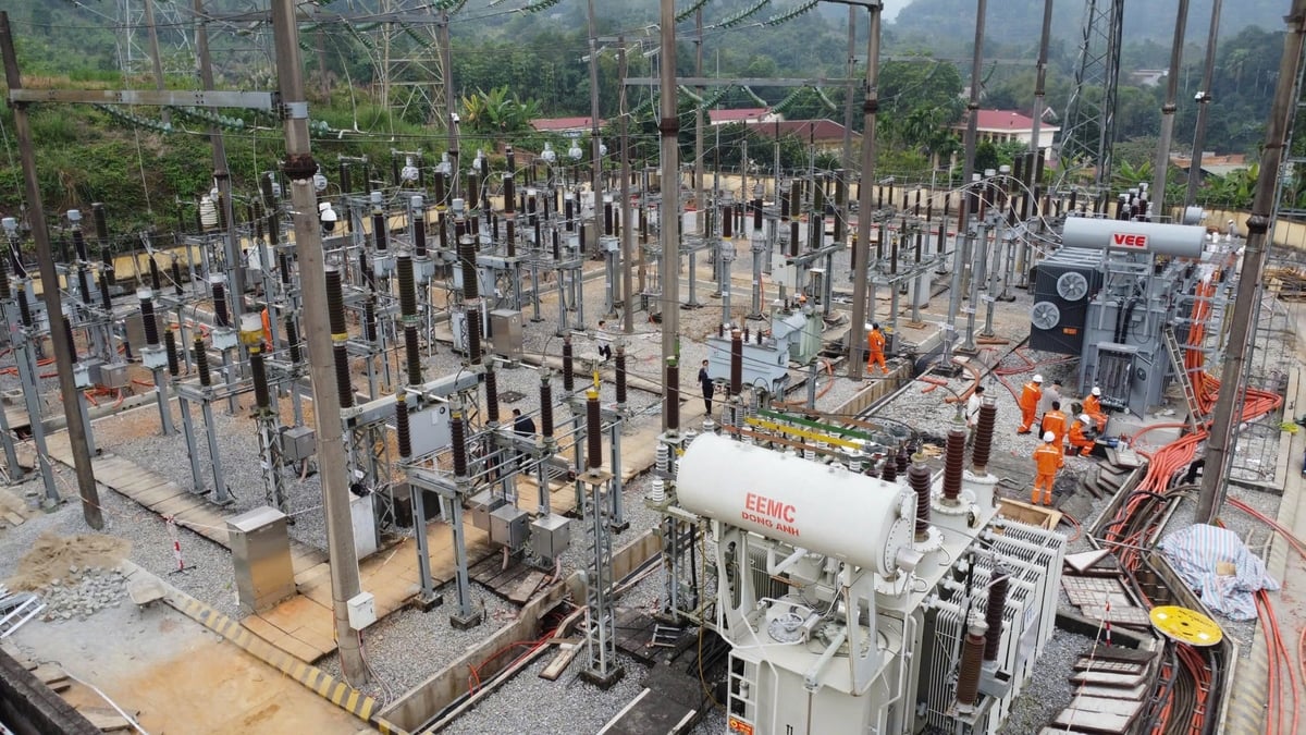 Công ty Điện lực Tuyên Quang dồn toàn lực hoàn thành các công trình xây dựng trọng điểm. Ảnh: Trần Hùng.