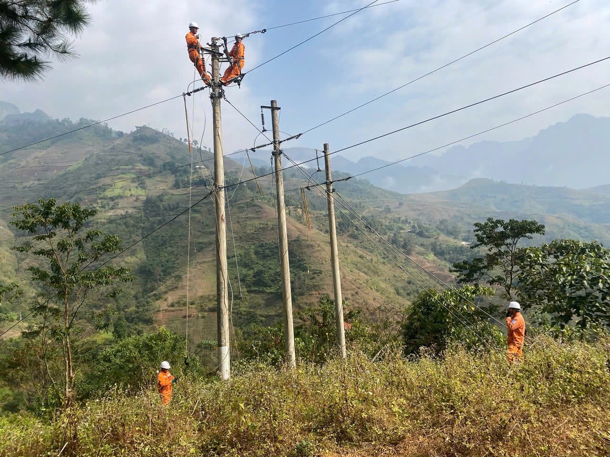 Công ty Điện lực Tuyên Quang đẩy mạnh hiện đại hóa lưới điện thông minh, đảm bảo an ninh năng lượng. Ảnh: Trần Hùng.