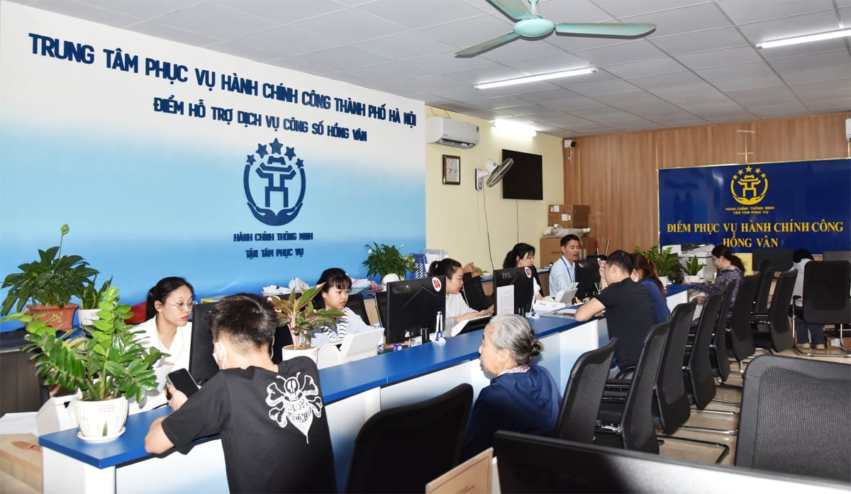 Người dân thực hiện thủ tục hành chính tại Điểm Phục vụ hành chính công Hồng Vân. Ảnh: Nguyễn Hà.