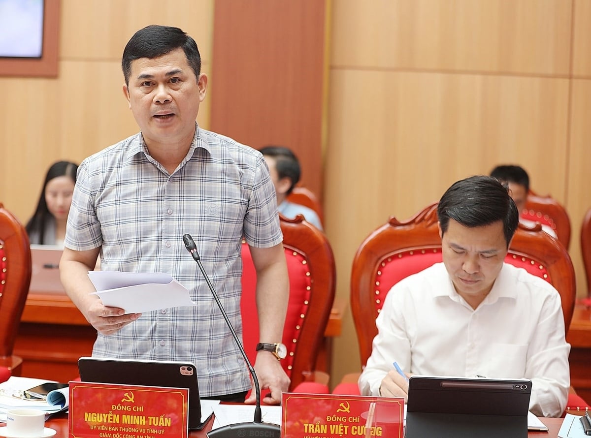 Lãnh đạo các sở, ngành trình bày dự thảo Nghị quyết xin ý kiến Ban Thường vụ Tỉnh ủy. Ảnh: Đức Hiền.