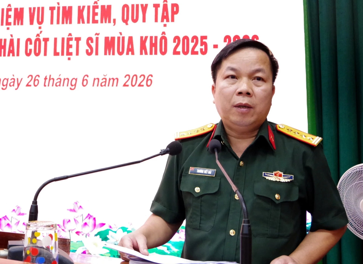 Đại tá Trương Viết Hải, Chính ủy Bộ Chỉ huy Quân sự tỉnh, Phó trưởng Ban Thường trực Ban Chỉ đạo tỉnh phát biểu tại hội nghị. Ảnh: Nguyễn Loan.