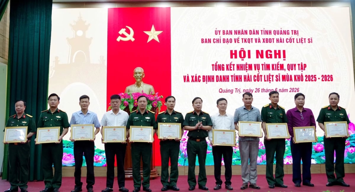 Trao bằng khen của Chủ tịch UBND tỉnh cho các tập thể có thành tích xuất sắc trong công tác tìm kiếm, quy tập và xác định danh tính hài cốt liệt sĩ mùa khô 2025-2026. Ảnh: Nguyễn Loan.