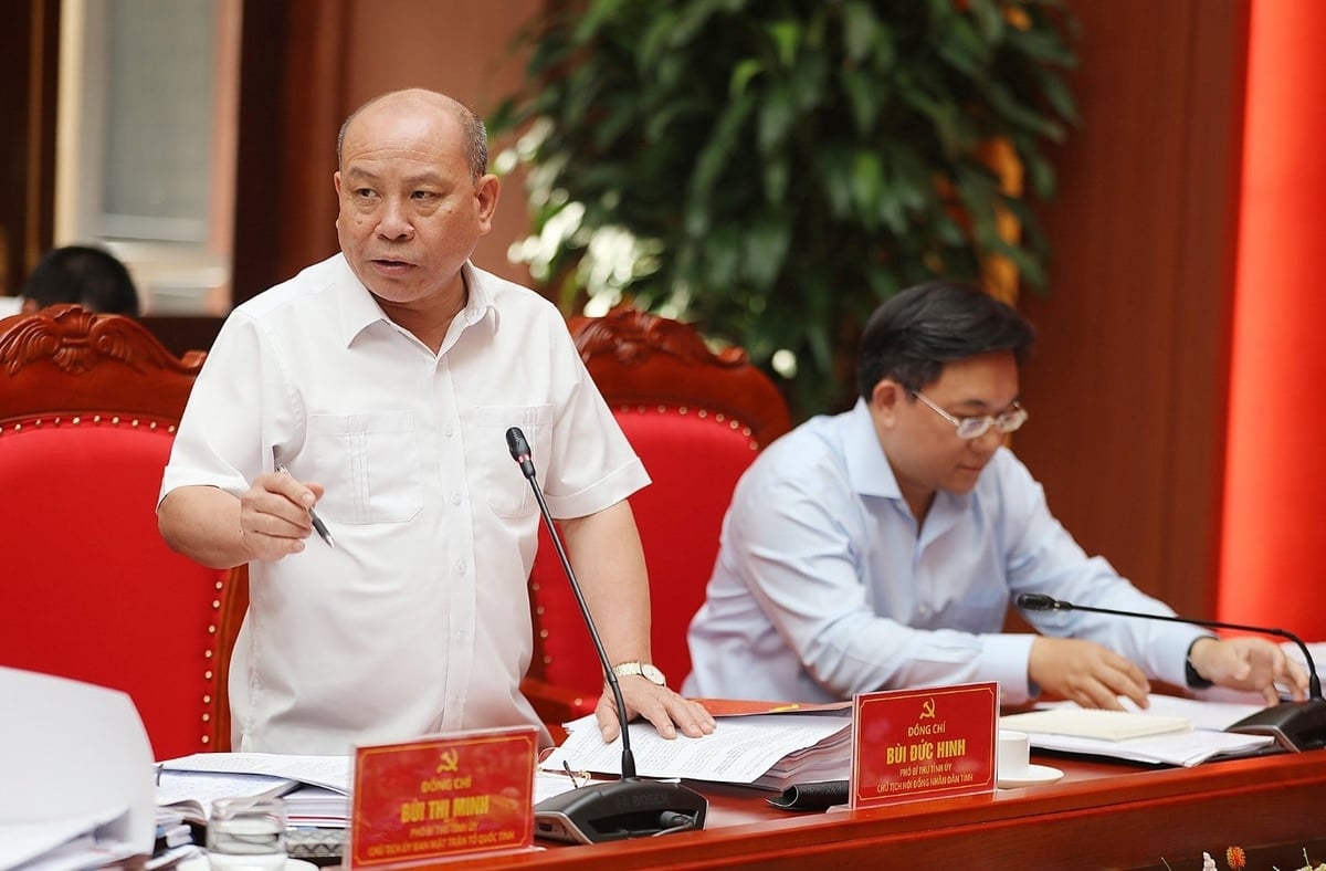 Các đồng chí Thường trực Tỉnh ủy dự hội nghị và cho ý kiến vào các dự thảo báo cáo trình tại hội nghị. Ảnh: Đức Hiền.
