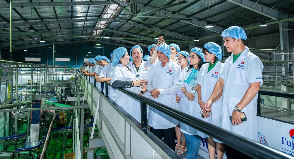 Các nhà báo, phóng viên và chuyên gia được trực tiếp chứng kiến dây chuyền sản xuất hiện đại, tìm hiểu giải pháp tiết kiệm năng lượng, bảo vệ môi trường và các biện pháp phát triển bền vững. Ảnh: CLB Báo chí vì Môi trường.
