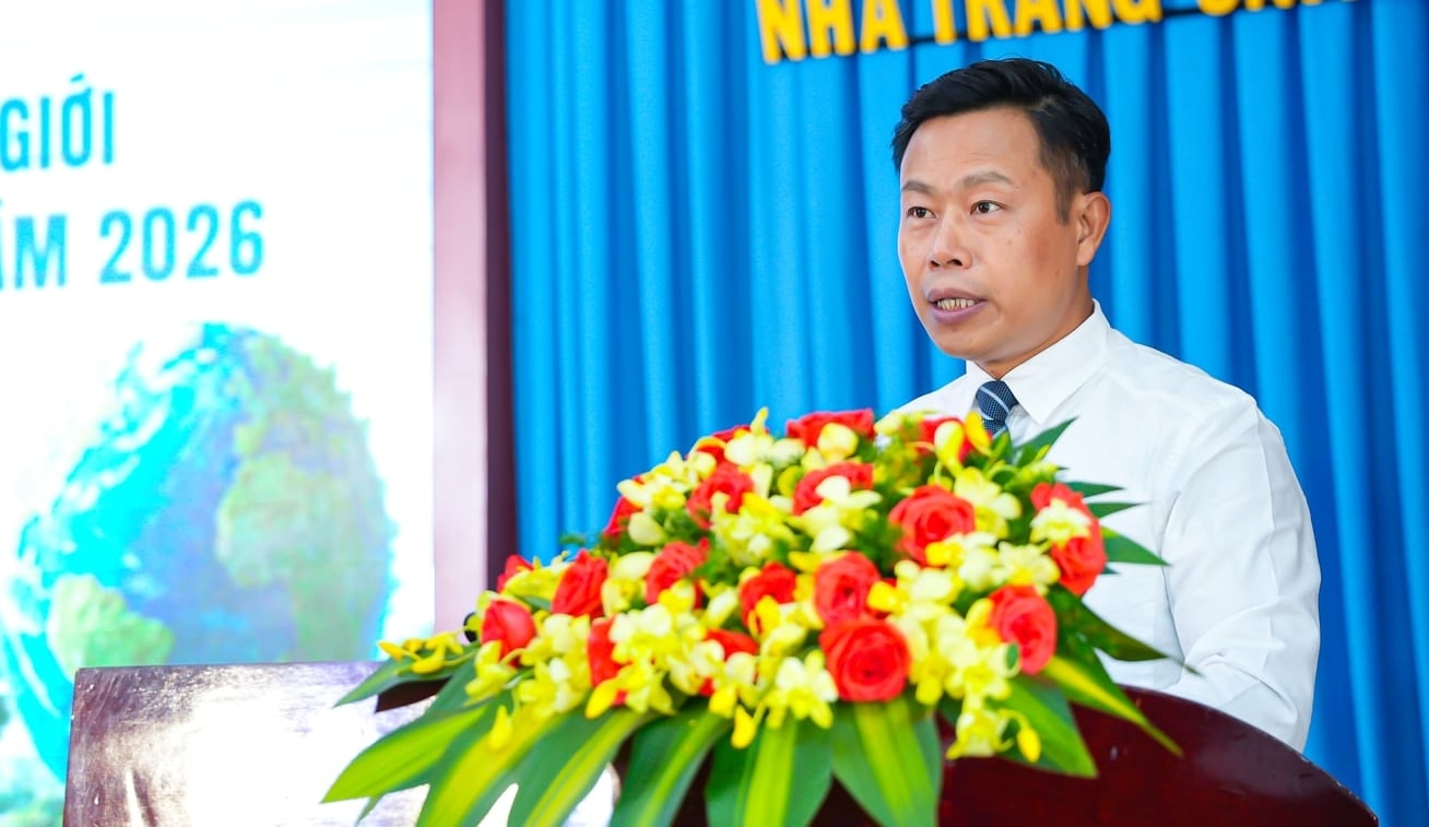 GS.TS. Lê Quân, Thứ trưởng Bộ Giáo dục và Đào tạo phát biểu tại lễ mít tinh hưởng ứng Ngày Môi trường thế giới. Ảnh: Nha Trang.