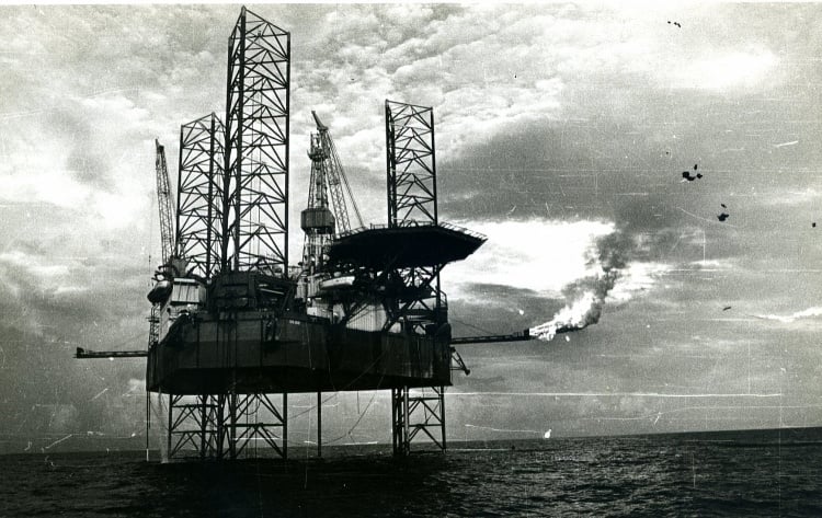 Thử vỉa dầu trong tầng móng mỏ Bạch Hổ. Ảnh: Petrovietnam.