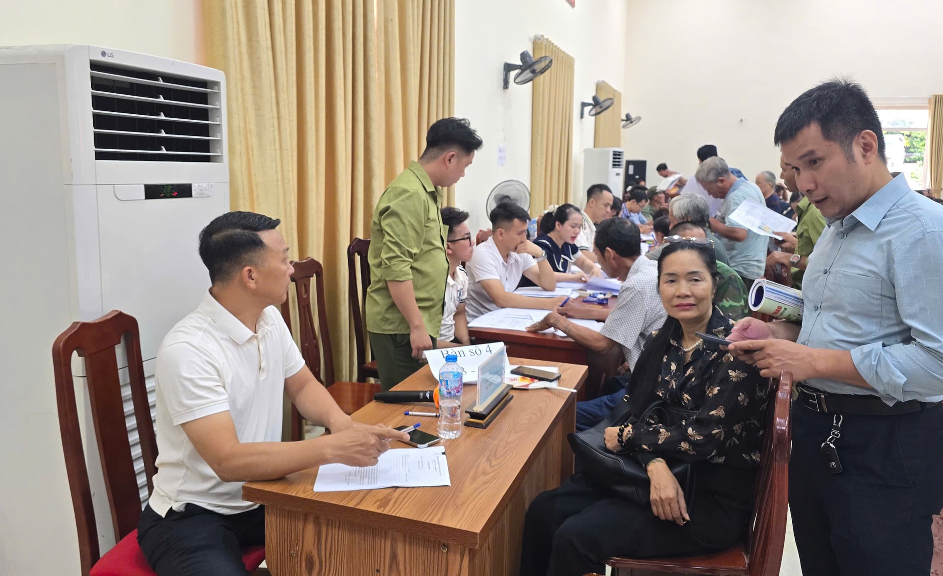 Không khí làm việc tại điểm chi trả bồi thường, hỗ trợ giải phóng mặt bằng ở xã Hồng Vân. Ảnh: Nguyễn Hà.