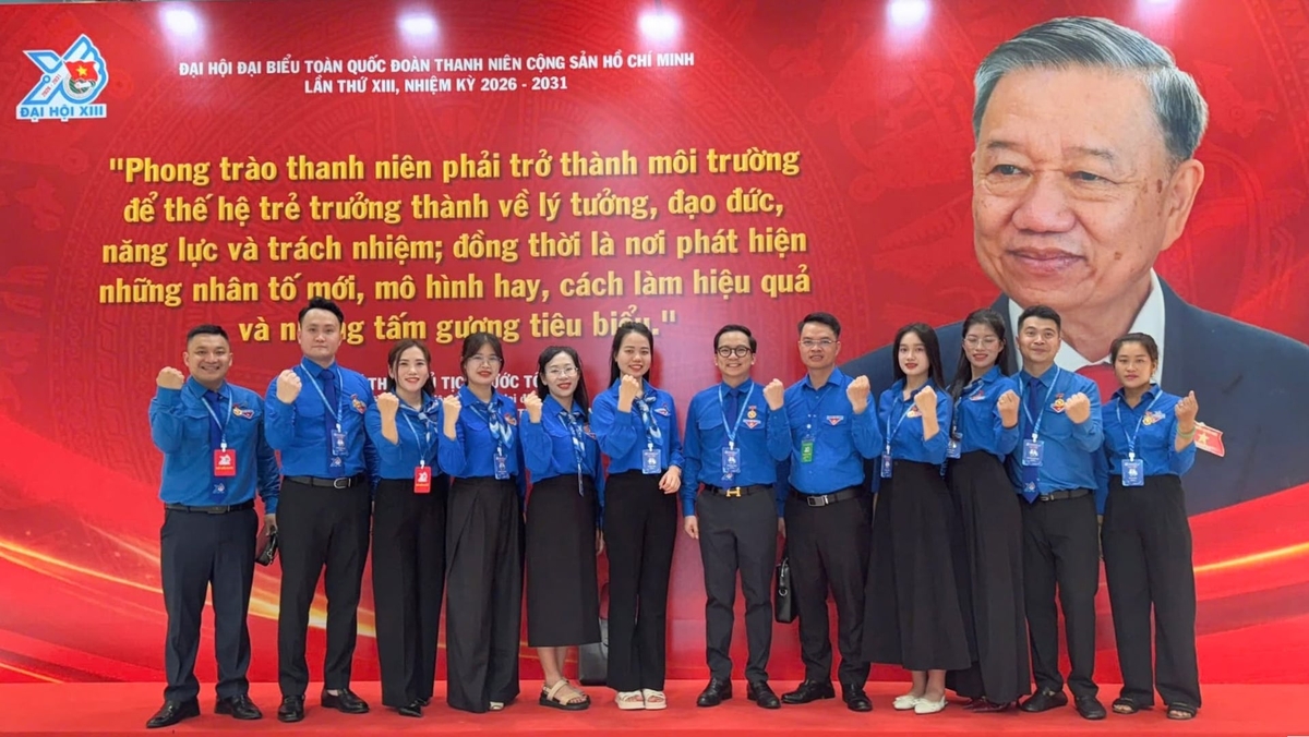 Ông Mùa Chiến Thắng (đeo kính, đứng thứ 6 từ bên trái sang) cùng đoàn đại biểu thanh niên Điện Biên tại Đại hội đại biểu toàn quốc Đoàn TNCS Hồ Chí Minh lần thứ XIII. Ảnh: TTĐB.