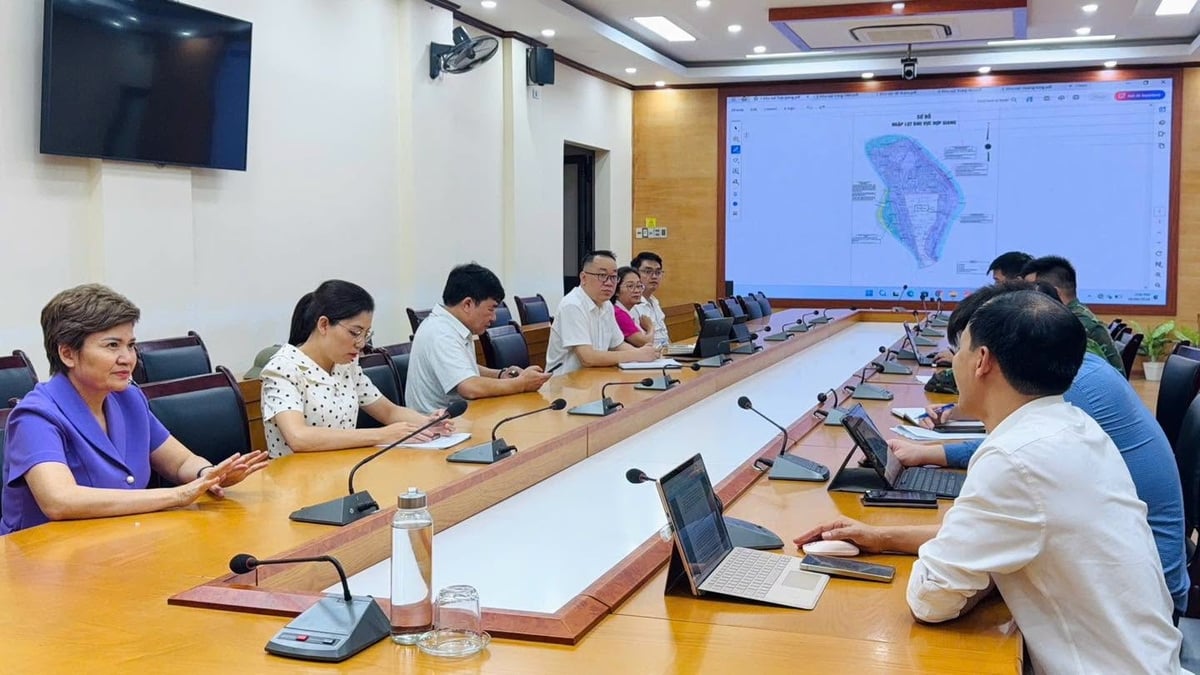 Cuộc họp khẩn của UBND phường Thục Phán nhằm triển khai các biện pháp ứng phó với mưa lũ. Ảnh: TP.&nbsp;