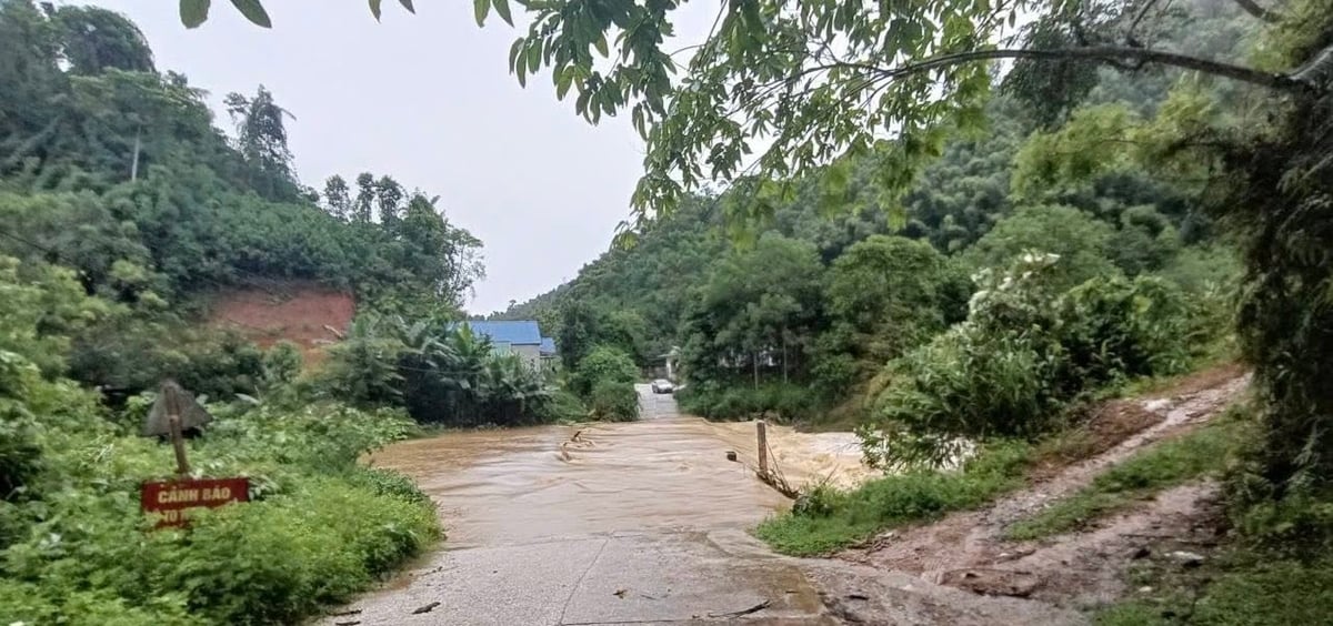 Nhiều tuyến đường ở Thái Nguyên bị ngập vào sáng 26/6. Ảnh: CTV.