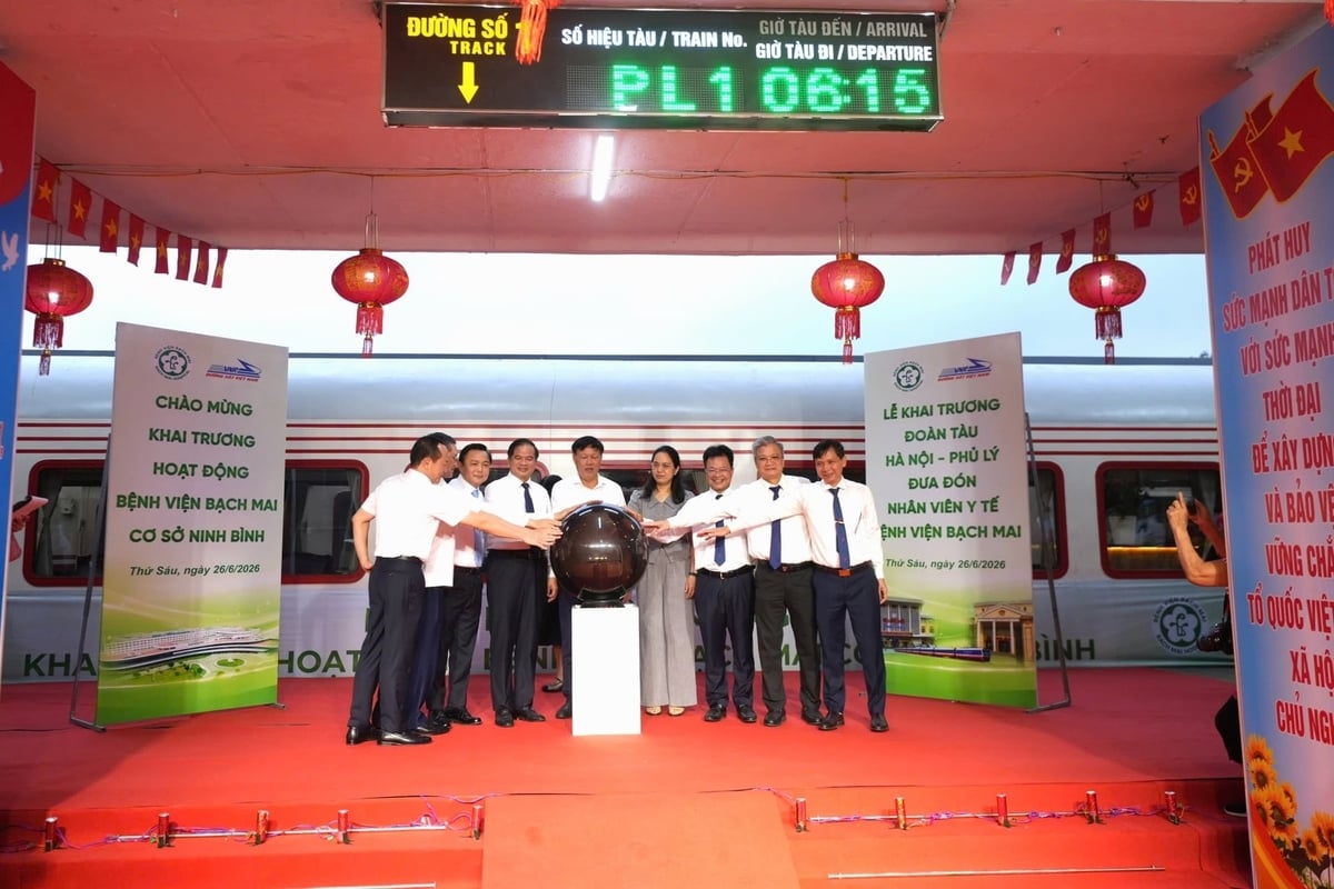 Các đại biểu thực hiện nghi lễ khai trương Đoàn tàu Bạch Mai. Ảnh: Sơn Nam.