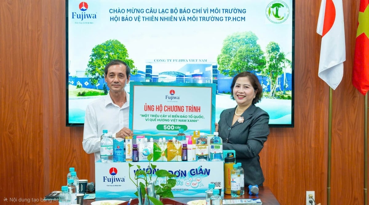 Hội Bảo vệ Thiên nhiên và Môi trường TP.HCM đã trao Bằng khen cho bà Ngô Thị Thu Thủy, ghi nhận những đóng góp trong công tác bảo vệ môi trường và các hoạt động xã hội. Ảnh: Minh Sáng.