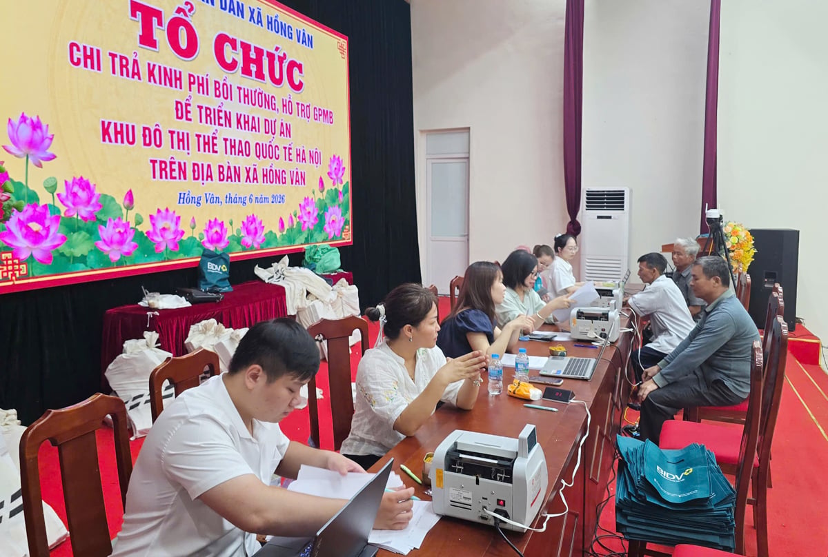 Hoạt động tiếp nhận hồ sơ phục vụ công tác bồi thường, hỗ trợ giải phóng mặt bằng tại xã Hồng Vân. Ảnh: Nguyễn Hà.