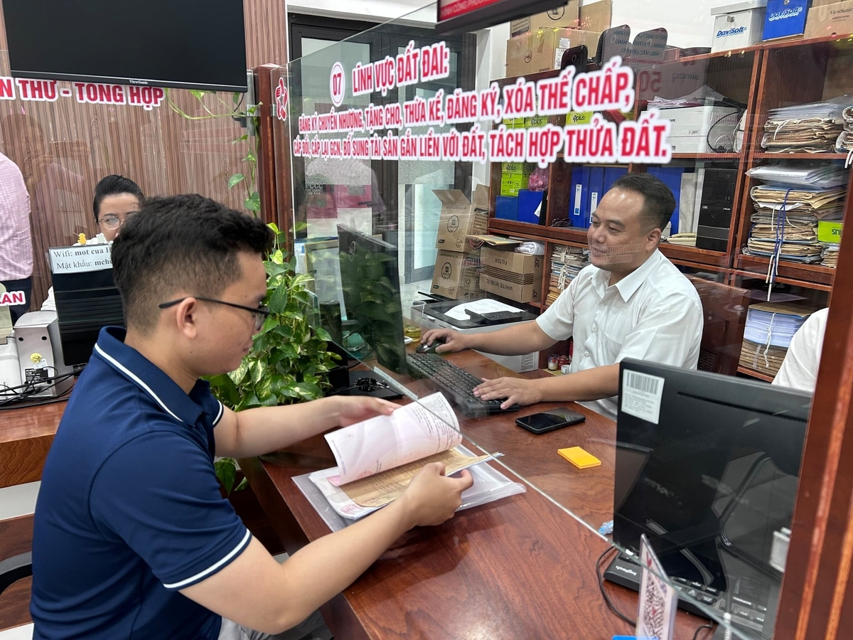 Người dân phường Hải Châu làm thủ tục đất đai tại bộ phận một cửa Văn phòng Đăng ký đất đai Khu vực I. Ảnh: L.A.