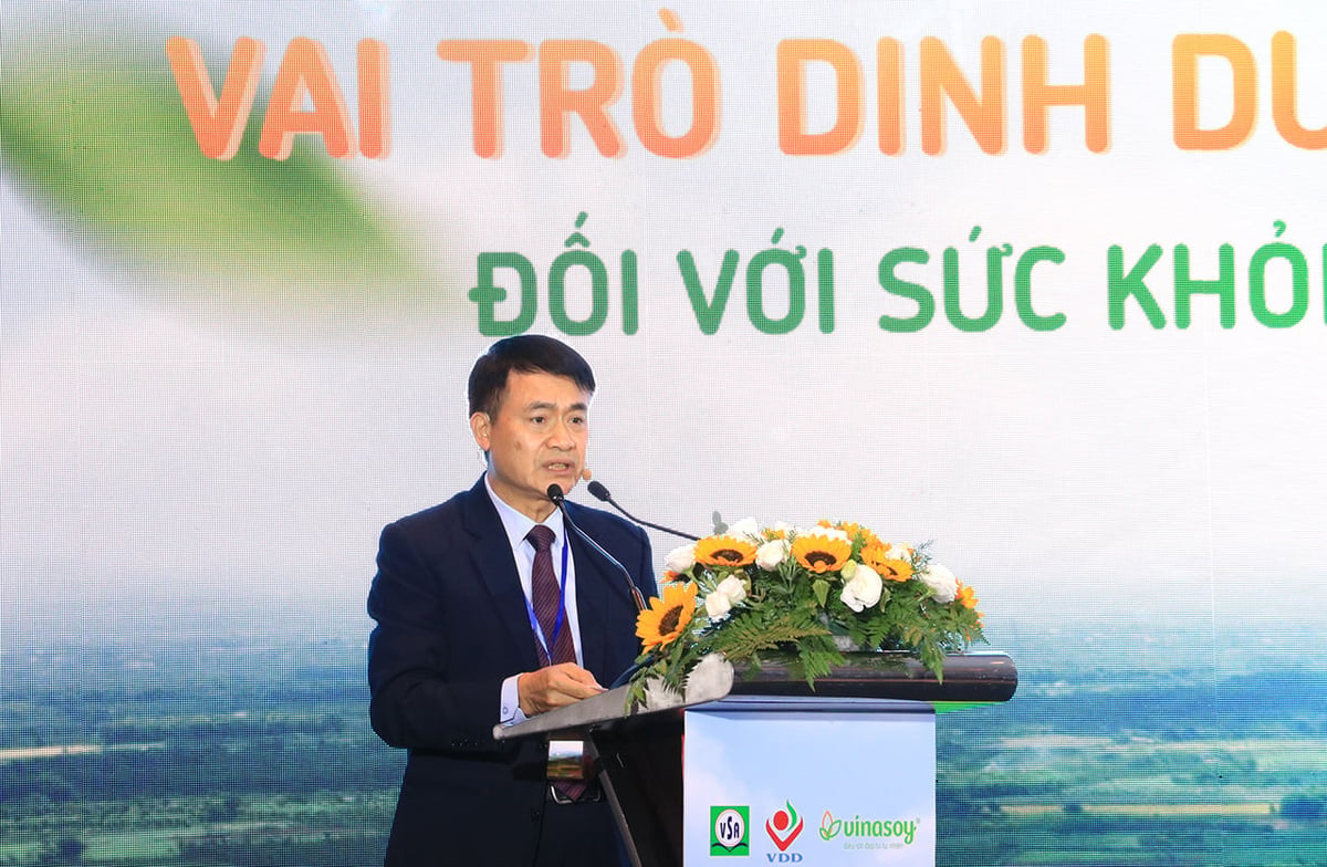PGS.TS Trần Thanh Dương, Viện trưởng Viện Dinh dưỡng, phát biểu khai mạc hội thảo. Ảnh: Sơn Trang. PGS.TS Trần Thanh Dương, Viện trưởng Viện Dinh dưỡng, phát biểu khai mạc hội thảo. Ảnh: Sơn Trang.