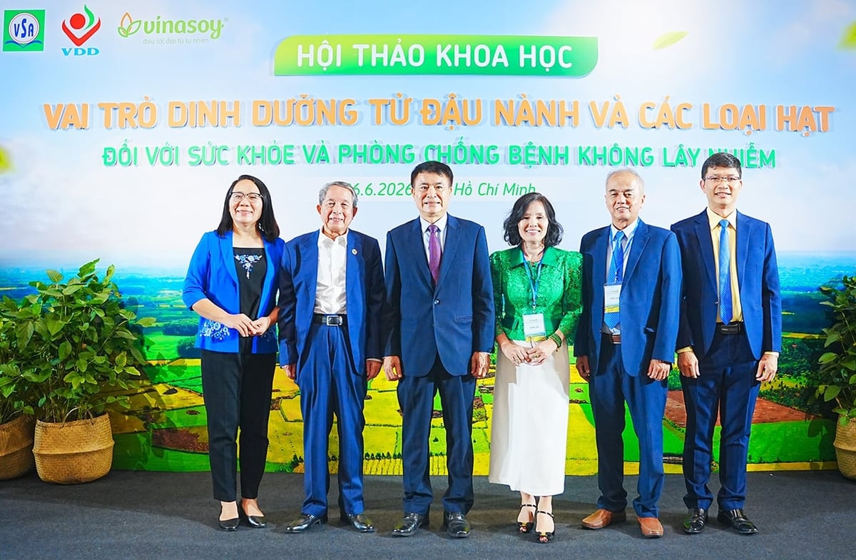 Các diễn giả tại Hội thảo khoa học 'Vai trò dinh dưỡng từ đậu nành và các loại hạt đối với sức khỏe và phòng chống bệnh không lây nhiễm'. Ảnh: Viện Dinh dưỡng. Các diễn giả tại Hội thảo khoa học 'Vai trò dinh dưỡng từ đậu nành và các loại hạt đối với sức khỏe và phòng chống bệnh không lây nhiễm'. Ảnh: Viện Dinh dưỡng.