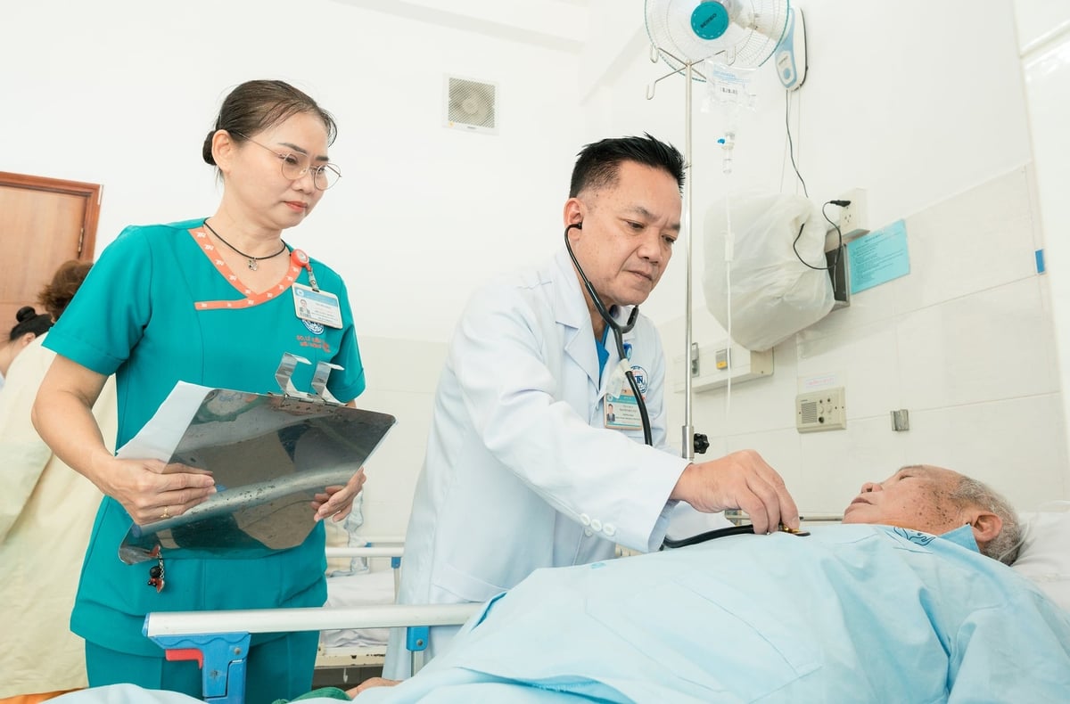 Các bác sĩ thăm khám cho bệnh nhân sau phẫu thuật. Ảnh: Lê Khoa.