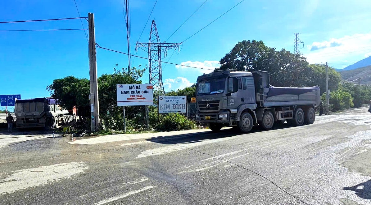 Các doanh nghiệp khai thác khoáng sản tại xã Công Hải thống nhất làm võng tràn để giảm bụi. Ảnh: KS.
