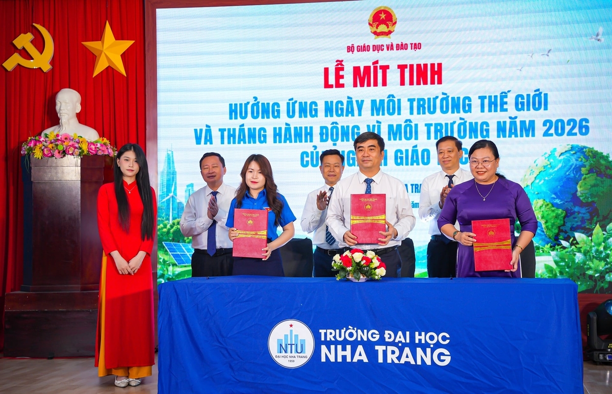 Trường Đại học Nha Trang, Sở GD-ĐT Khánh Hòa, tỉnh Đoàn Khánh Hòa ký kết thực hiện các biện pháp giáo dục, tuyên truyền và hoạt động bảo vệ môi trường. Ảnh: NT.