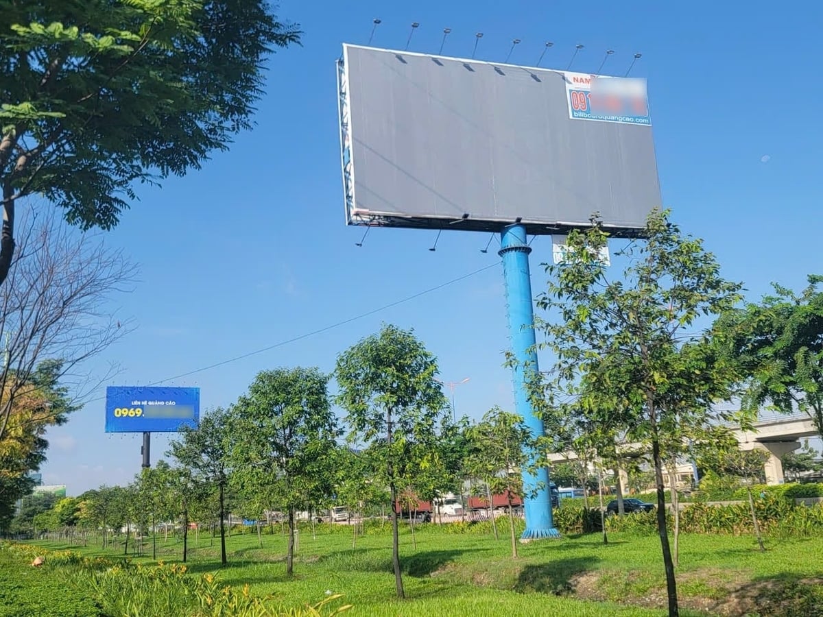 Thành phố yêu cầu rà soát, xử lý dứt điểm các trụ quảng cáo ngoài trời vi phạm. Ảnh: Đình Du.