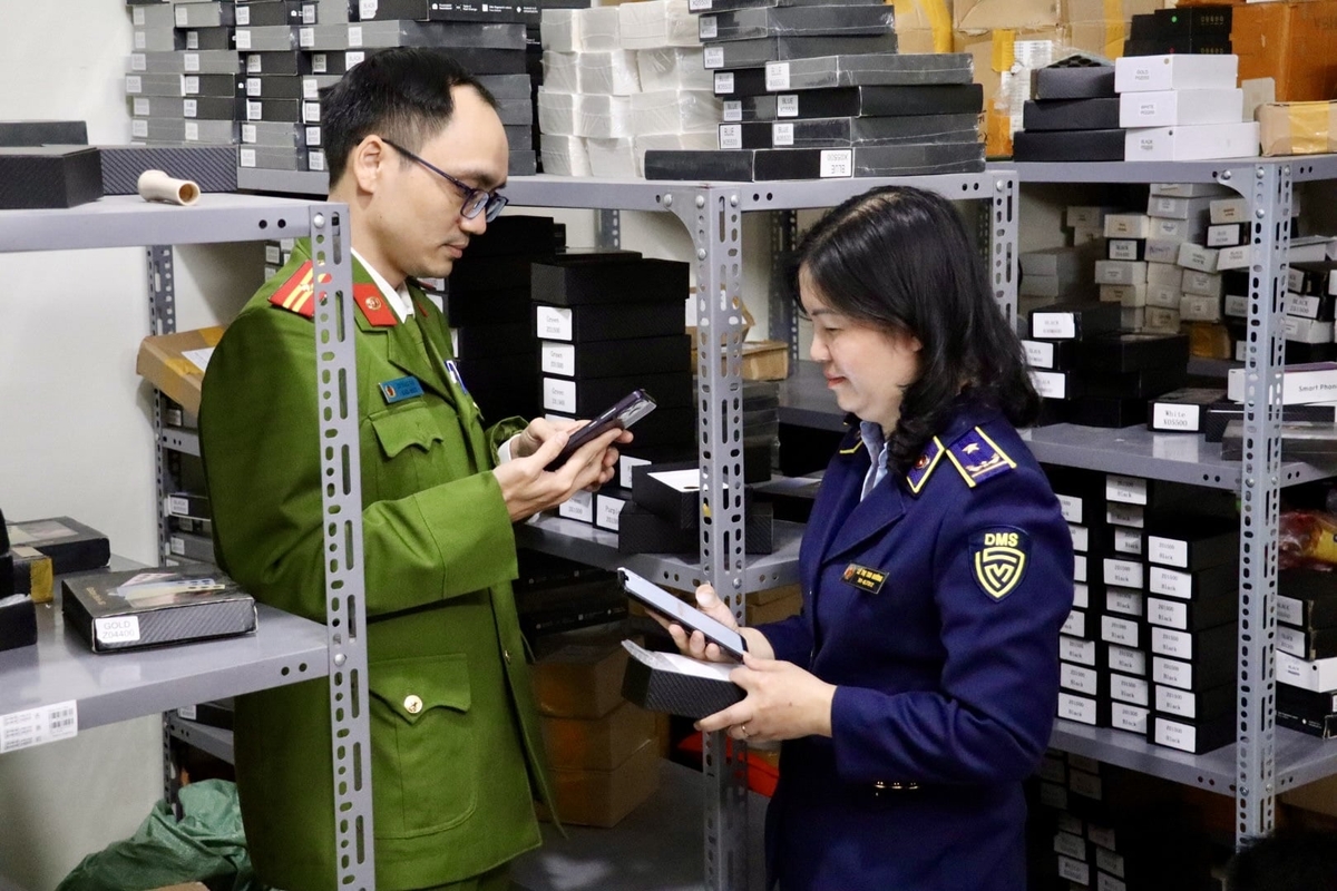 Lực lượng quản lý thị trường và lực lượng công an phối hợp kiểm tra cơ sở kinh doanh trên địa bàn phường Tây Mỗ, TP. Hà Nội. Ảnh: ĐVCC.