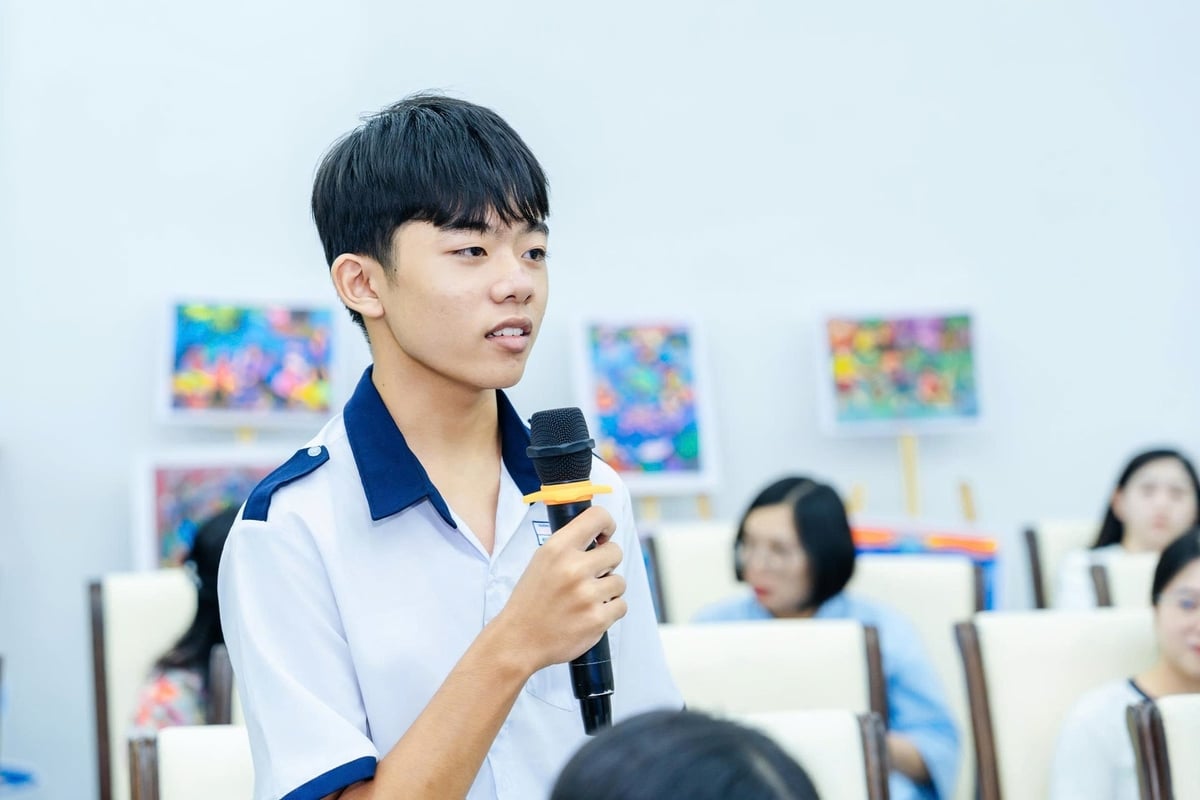 Em Nguyễn Văn Quân chia sẻ góc nhìn của thế hệ trẻ về vai trò của giáo dục trải nghiệm trong nâng cao nhận thức và lan tỏa hành động bảo vệ đại dương. Ảnh: BTC. 