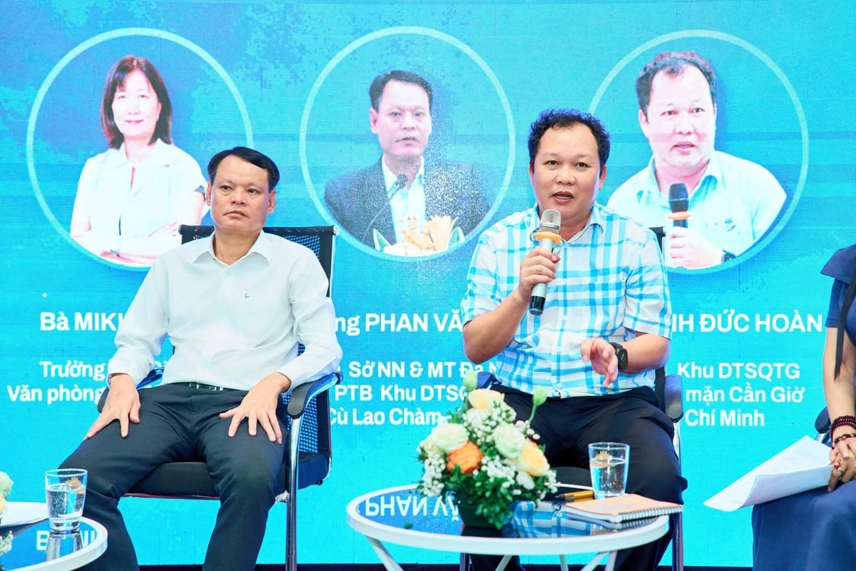Ông Huỳnh Đức Hoàn, Phó Trưởng ban Quản lý Khu Dự trữ sinh quyển thế giới rừng ngập mặn Cần Giờ, chia sẻ kinh nghiệm xây dựng mô hình 'lớp học mở' gắn với giáo dục bảo tồn đại dương. Ảnh: BTC. 