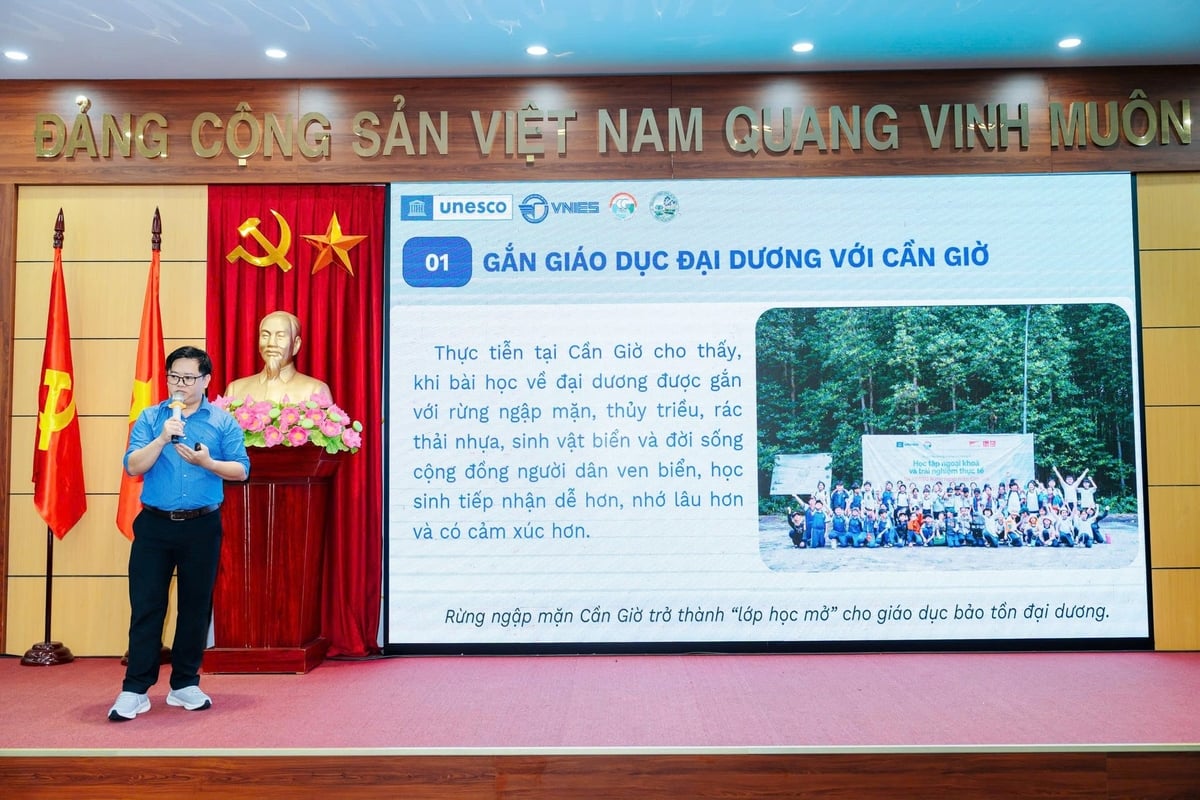 Ông Lê Thanh Sang chia sẻ kinh nghiệm triển khai giáo dục bảo tồn đại dương gắn với hệ sinh thái rừng ngập mặn Cần Giờ. Ảnh: BTC.