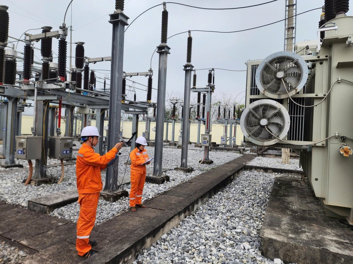 Công ty Điện lực Tuyên Quang đang đẩy mạnh ứng dụng khoa học công nghệ, tự động hóa lưới điện. Ảnh: Trần Hùng.