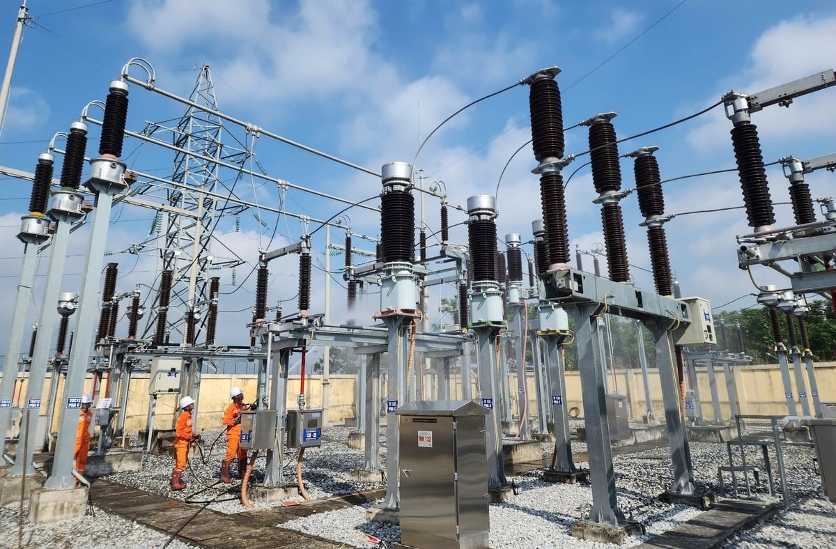 Công nhân điện lực đang bảo dưỡng trạm biến áp. Ảnh: Trần Hùng.