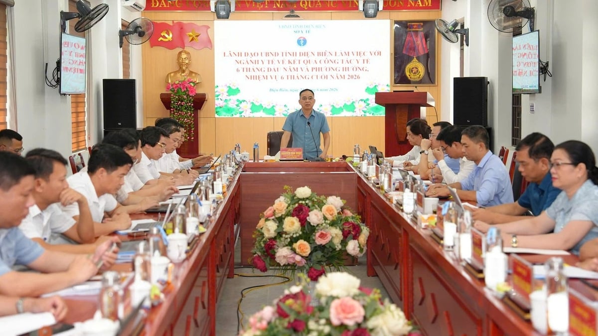 Ông Nguyễn Văn Đoạt, Phó Chủ tịch UBND tỉnh Điện Biên, phát biểu chỉ đạo tại buổi làm việc với Sở Y tế về kết quả thực hiện nhiệm vụ 6 tháng đầu năm và phương hướng, nhiệm vụ 6 tháng cuối năm 2026. Ảnh: CDC Điện Biên.