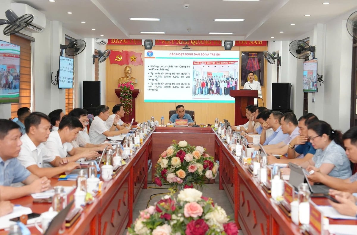 Sở y tế tỉnh Điện Biên báo cáo kết quả thực hiện nhiệm vụ 6 tháng đầu năm 2026 tại buổi làm việc. Ảnh: CDC Điện Biên.